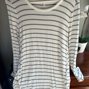 Market & Spruce Gray and White Striped Long Sleeve Top